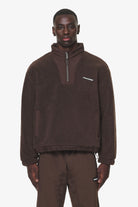 Pegador Fierro Teddy Halfzip Sweater Oak Brown Hauptansicht aus der Do not Disturb Kollektion für Herren