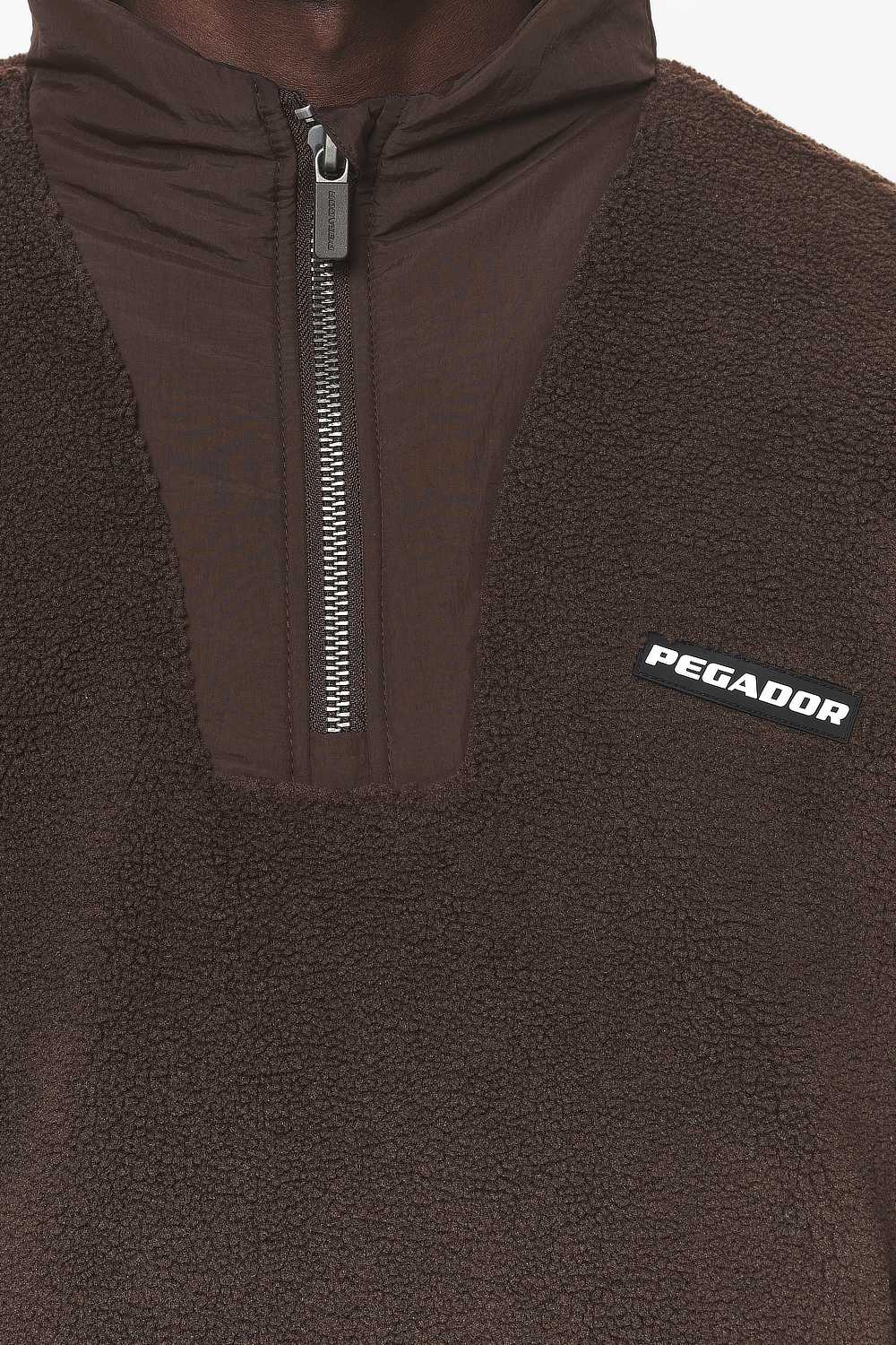 Pegador Fierro Teddy Halfzip Sweater Oak Brown Detailshot aus der Do not Disturb Kollektion für Herren