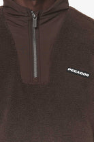 Pegador Fierro Teddy Halfzip Sweater Oak Brown Detailshot aus der Do not Disturb Kollektion für Herren