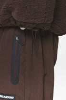 Pegador Fierro Teddy Halfzip Sweater Oak Brown Detailshot aus der Do not Disturb Kollektion für Herren