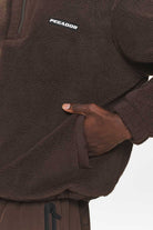 Pegador Fierro Teddy Halfzip Sweater Oak Brown Detailshot aus der Do not Disturb Kollektion für Herren