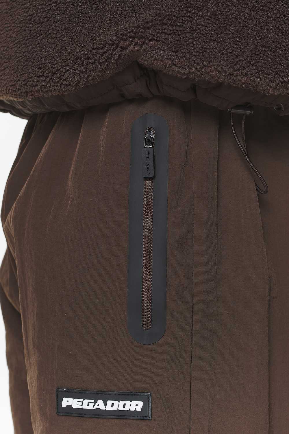 Pegador Rydal Tech Pants Oak Brown Detailshot aus der Do not Disturb Kollektion für Herren