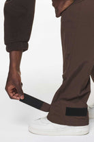 Pegador Rydal Tech Pants Oak Brown Detailshot aus der Do not Disturb Kollektion für Herren