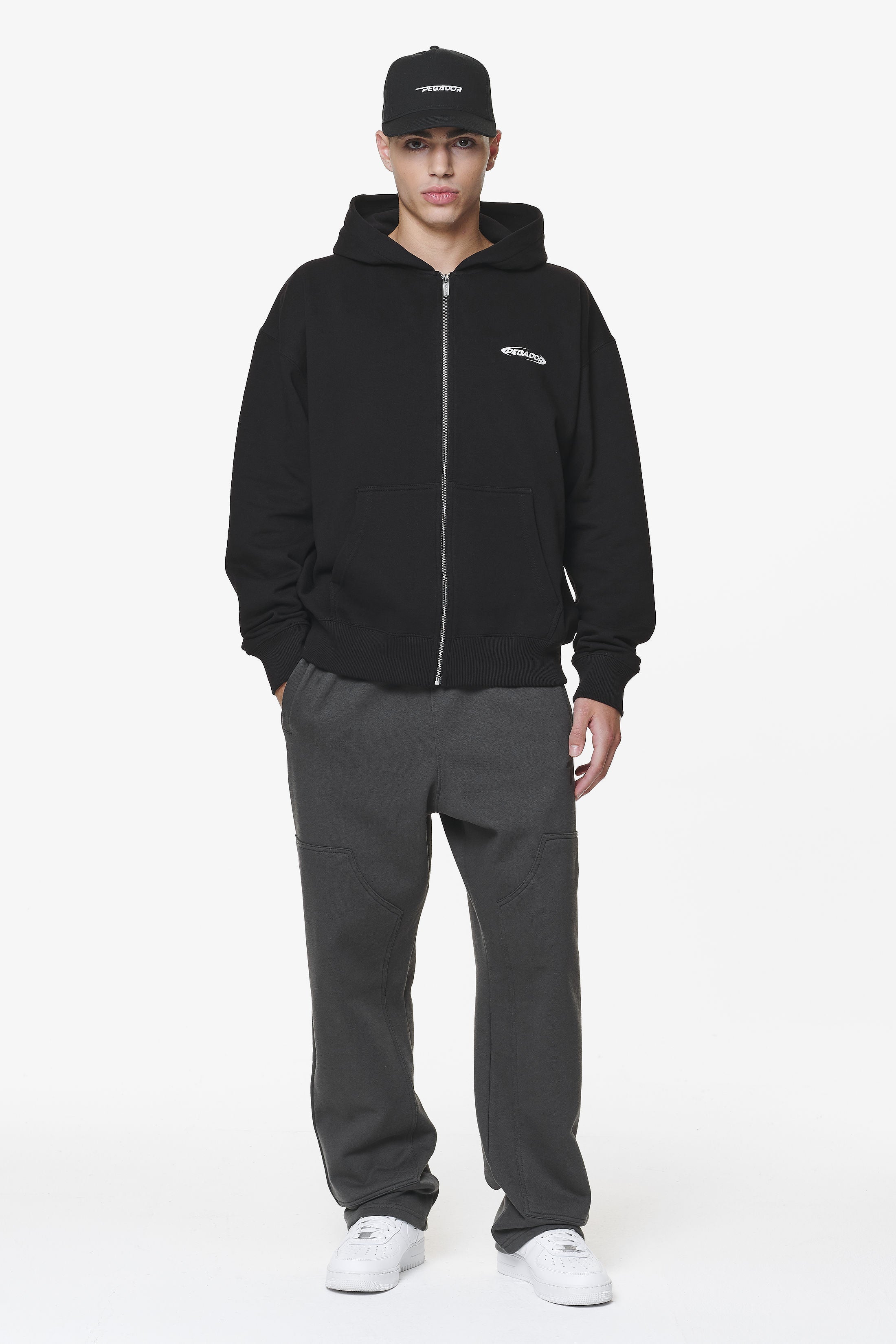 Pegador Crail Oversized Sweat Jacket Black Ganzkörper Bild aus der Do not Disturb Kollektion für Herren