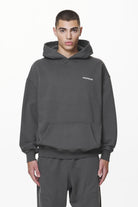 Pegador Devon Oversized Hoodie Washed Volcano Grey Seitenansicht aus der Do not Disturb Kollektion für Herren