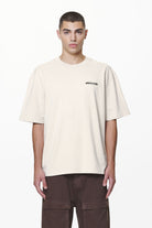 Pegador Crail Oversized Tee Washed Dust Cream Seitenansicht aus der Do not Disturb Kollektion für Herren