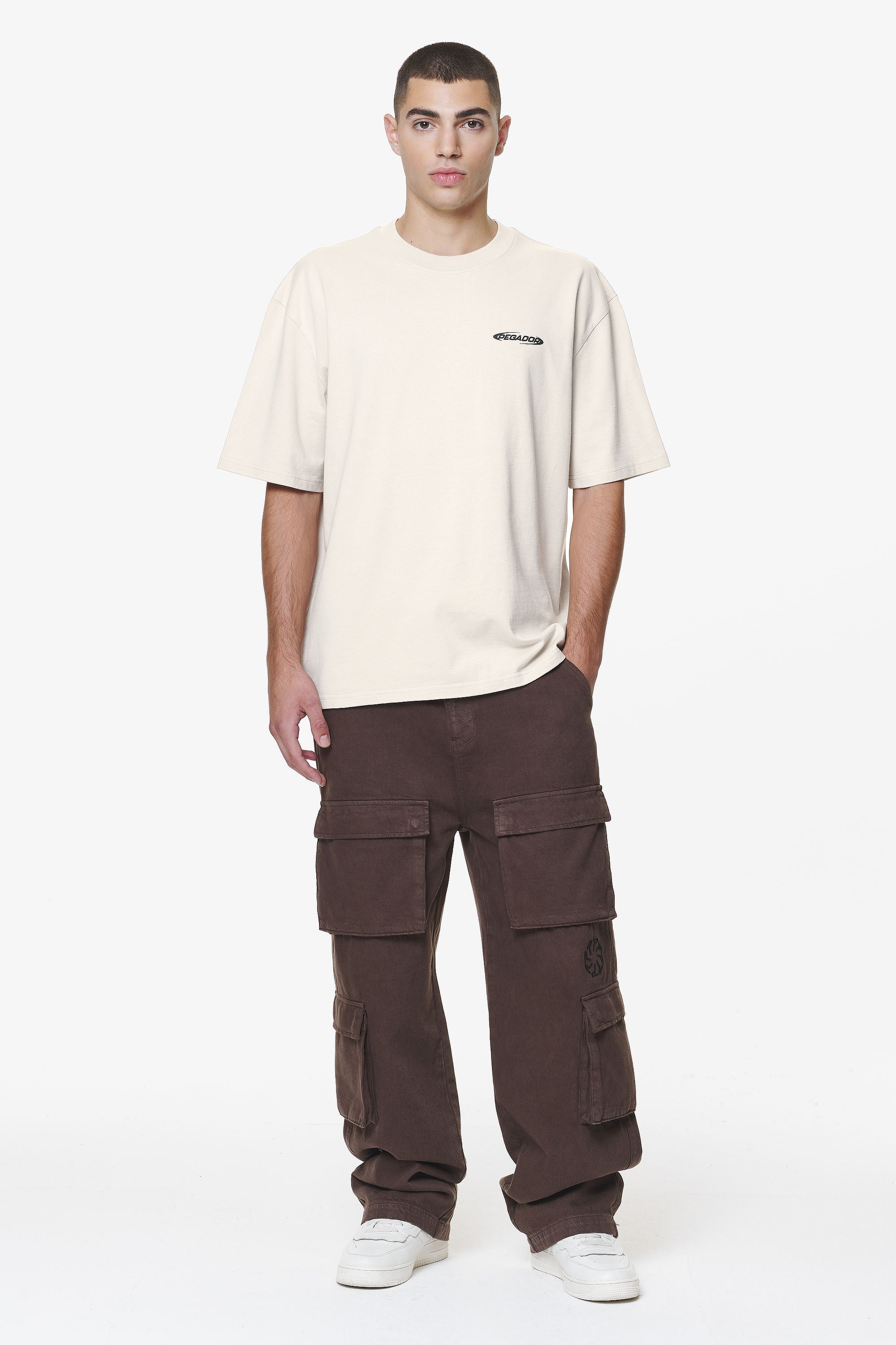 Pegador Crail Oversized Tee Washed Dust Cream Ganzkörper Bild aus der Do not Disturb Kollektion für Herren