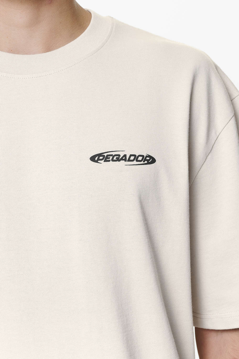 Pegador Crail Oversized Tee Washed Dust Cream Detailshot aus der Do not Disturb Kollektion für Herren