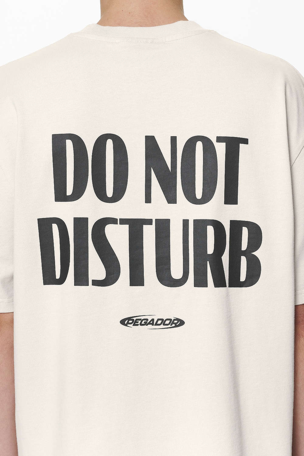 Pegador Crail Oversized Tee Washed Dust Cream Detailshot aus der Do not Disturb Kollektion für Herren