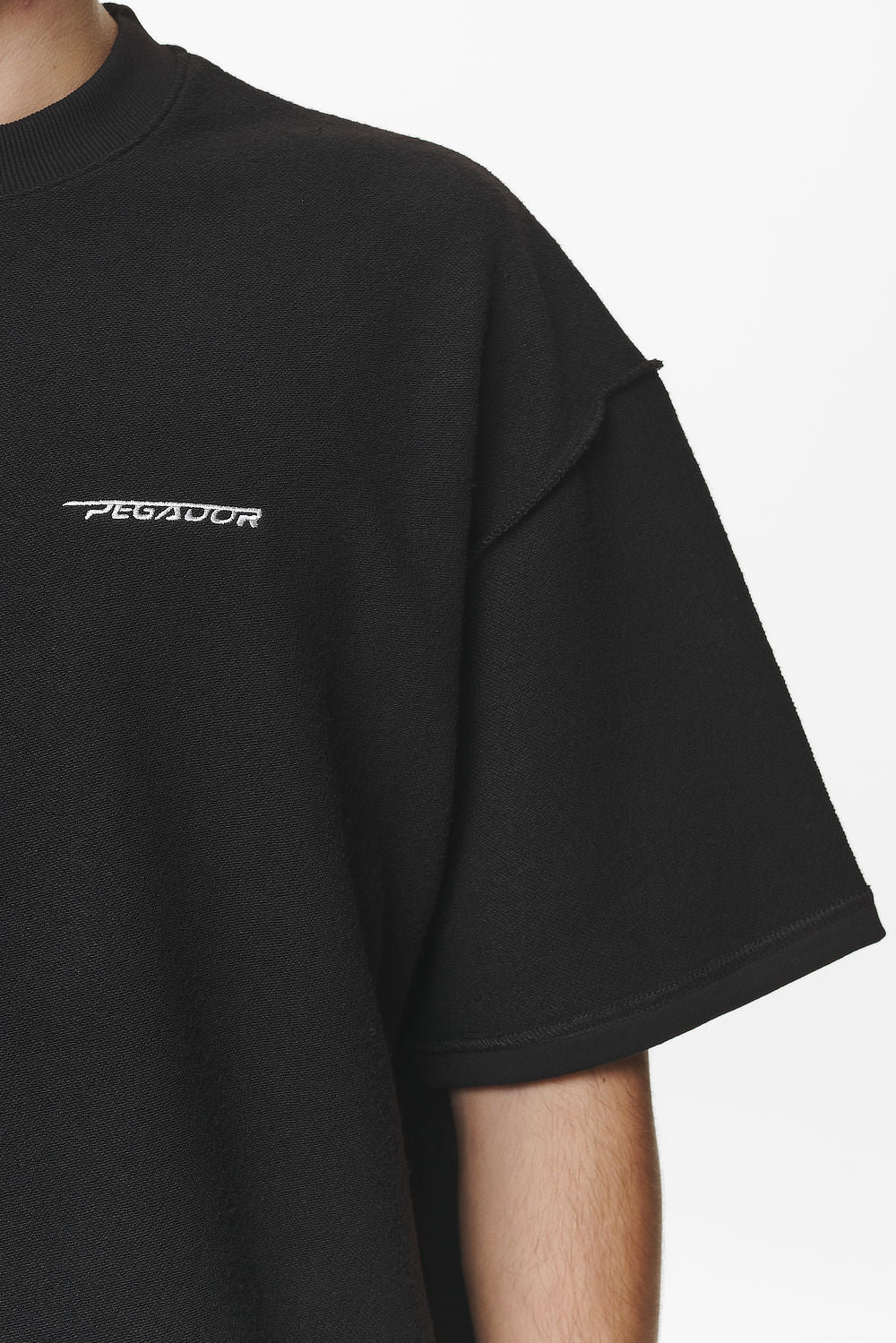 Pegador Wintor Inside Out Boxy Tee Black Detailshot aus der Do not Disturb Kollektion für Herren