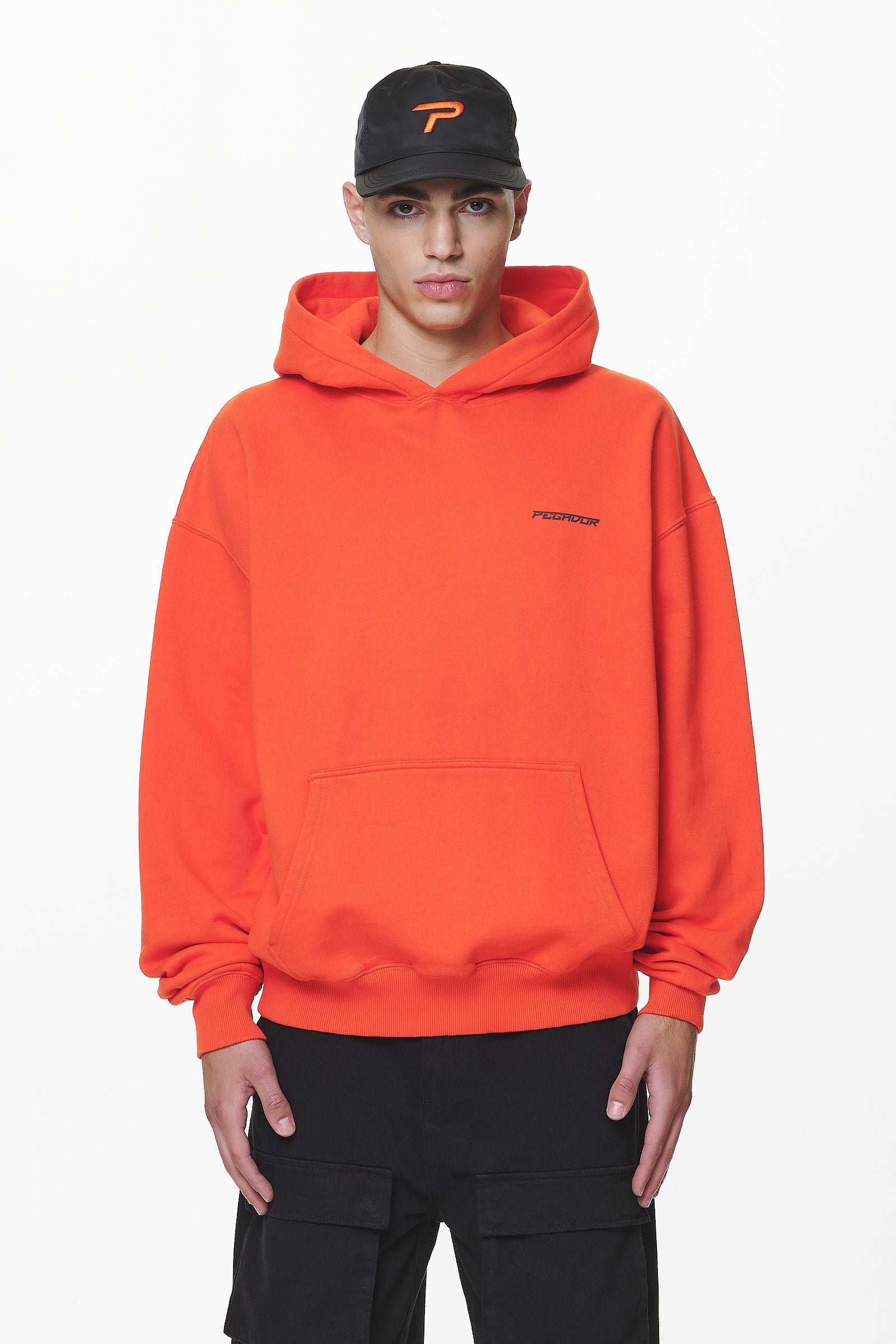 Pegador Devon Oversized Hoodie Washed Signal Red Seitenansicht aus der Do not Disturb Kollektion für Herren