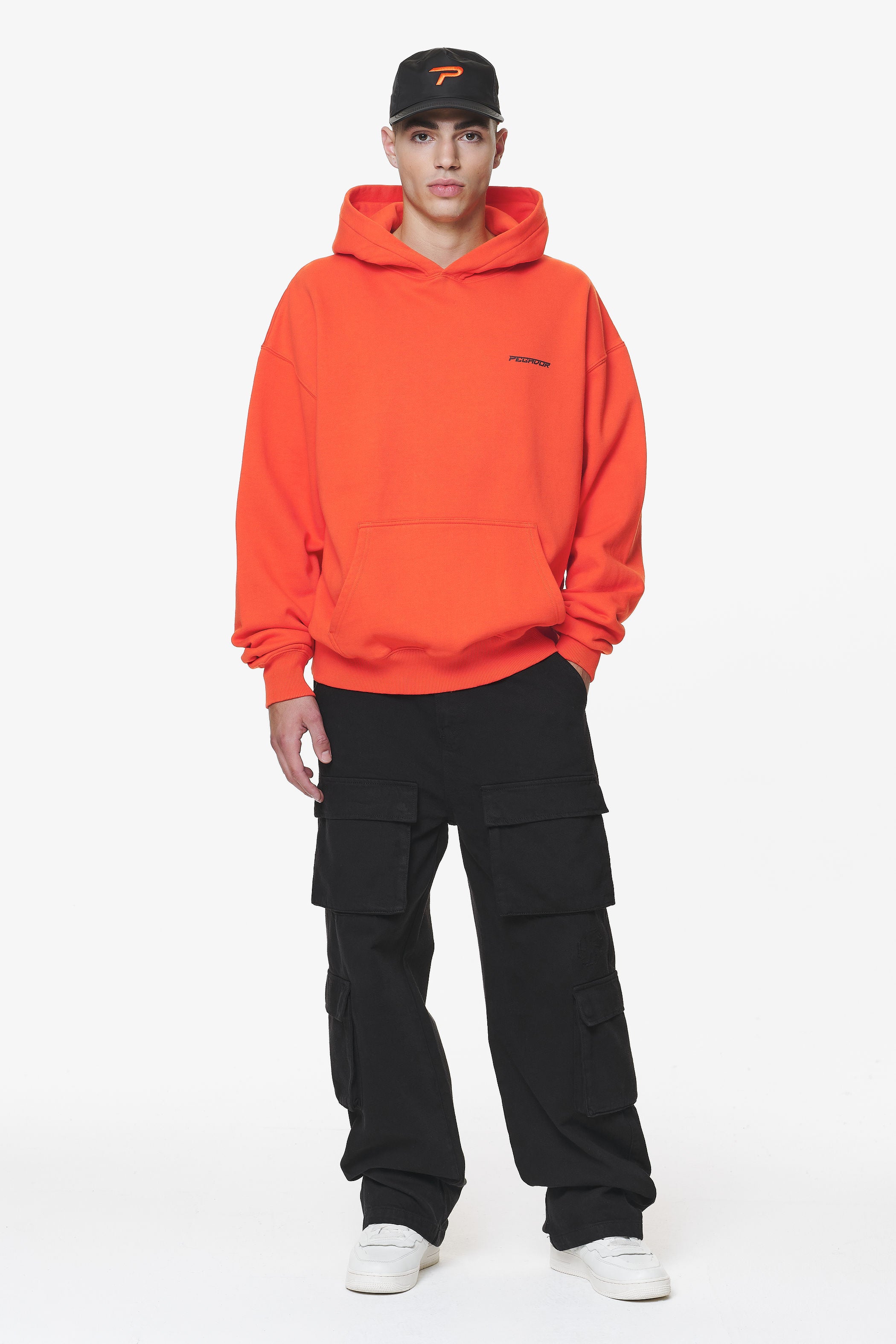 Pegador Devon Oversized Hoodie Washed Signal Red Ganzkörper Bild aus der Do not Disturb Kollektion für Herren