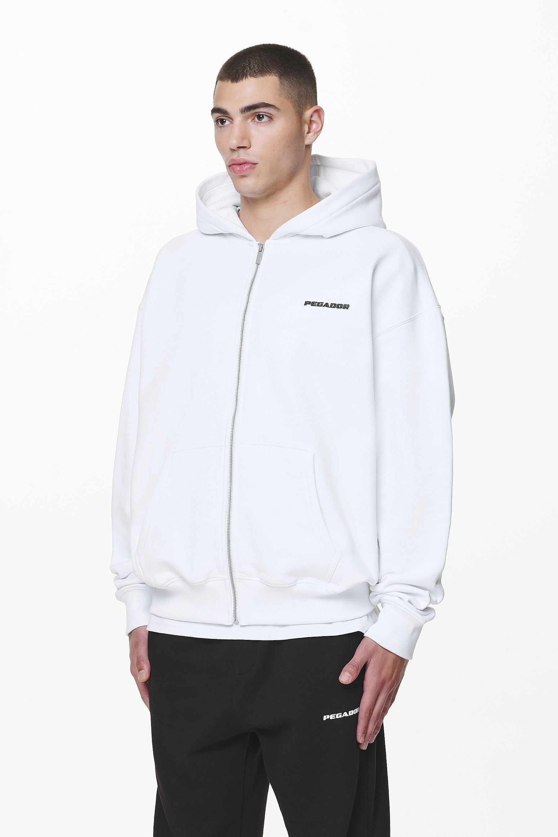 Pegador Logo Oversized Sweat Jacket White Seitenansicht aus der Do not Disturb Kollektion für Herren