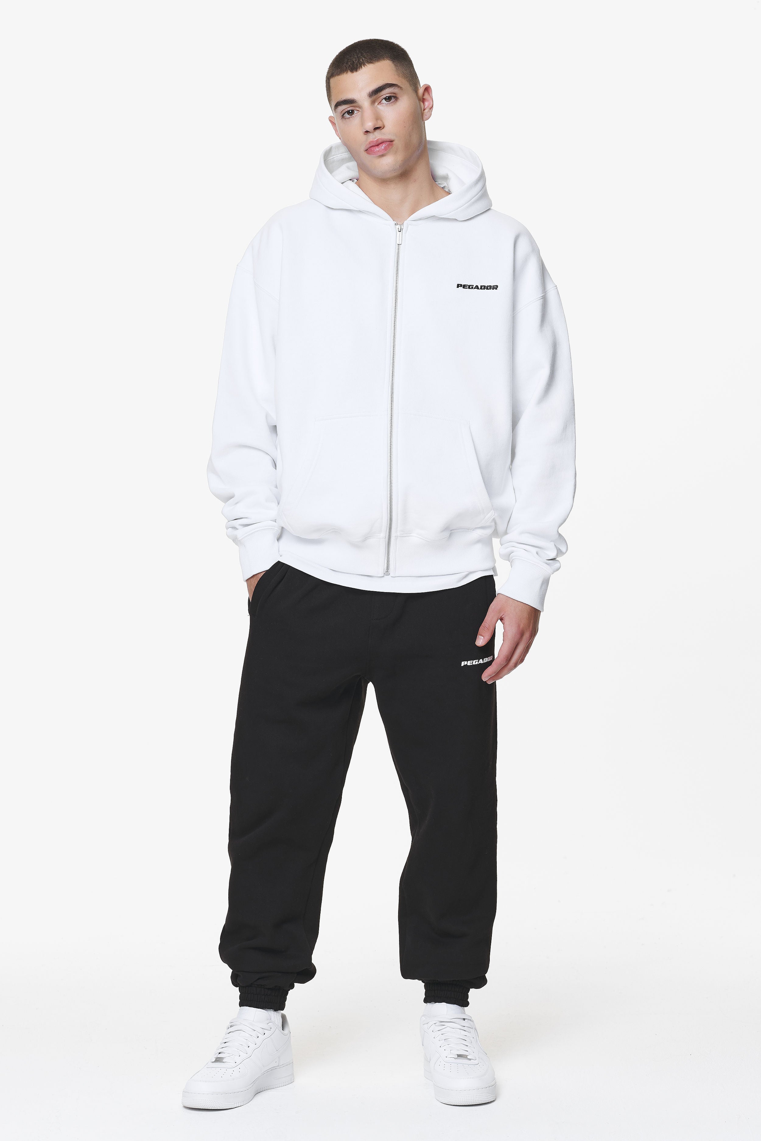 Pegador Logo Oversized Sweat Jacket White Ganzkörper Bild aus der Do not Disturb Kollektion für Herren