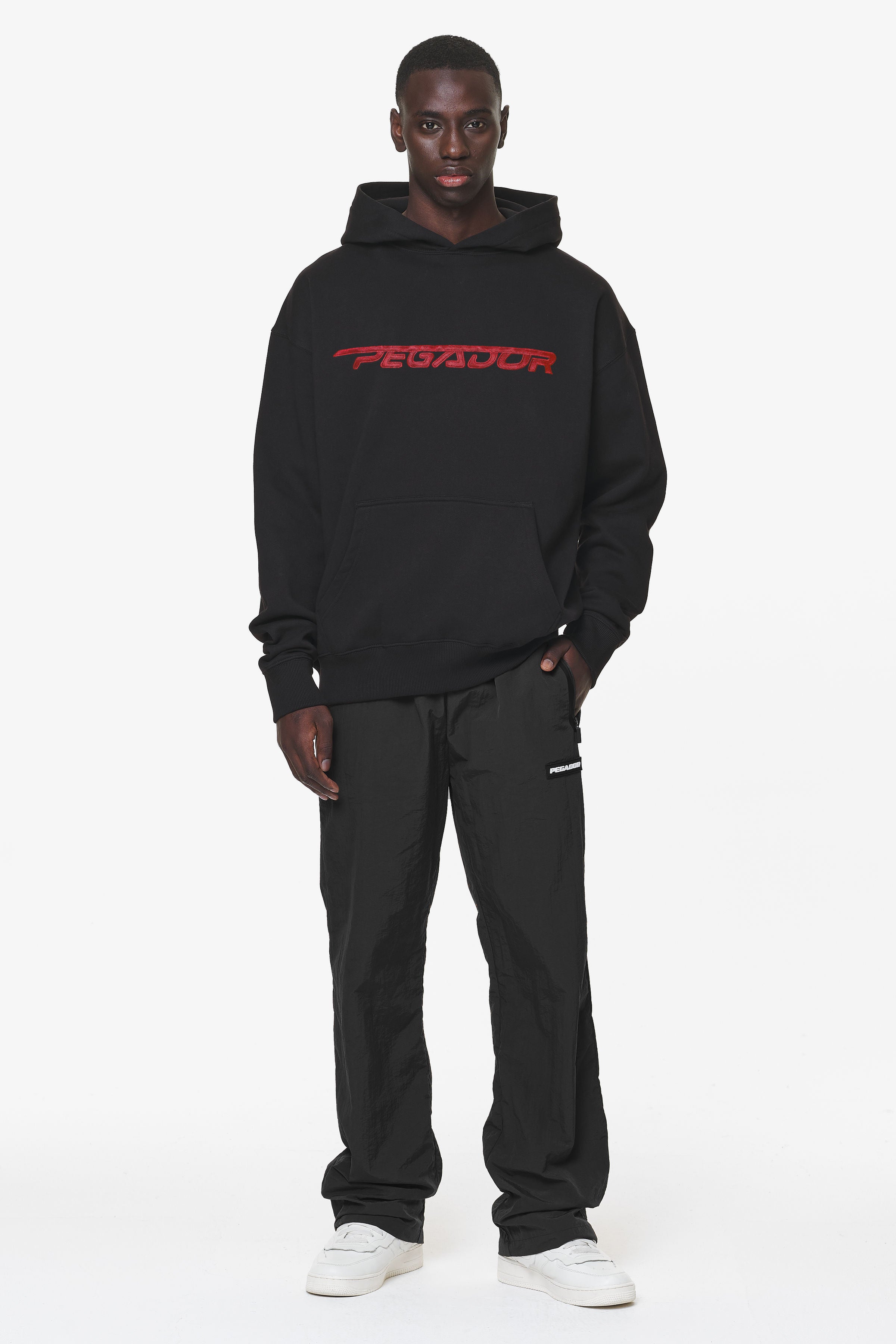 Pegador Manor Oversized Hoodie Black Signal Red Ganzkörper Bild aus der Do not Disturb Kollektion für Herren