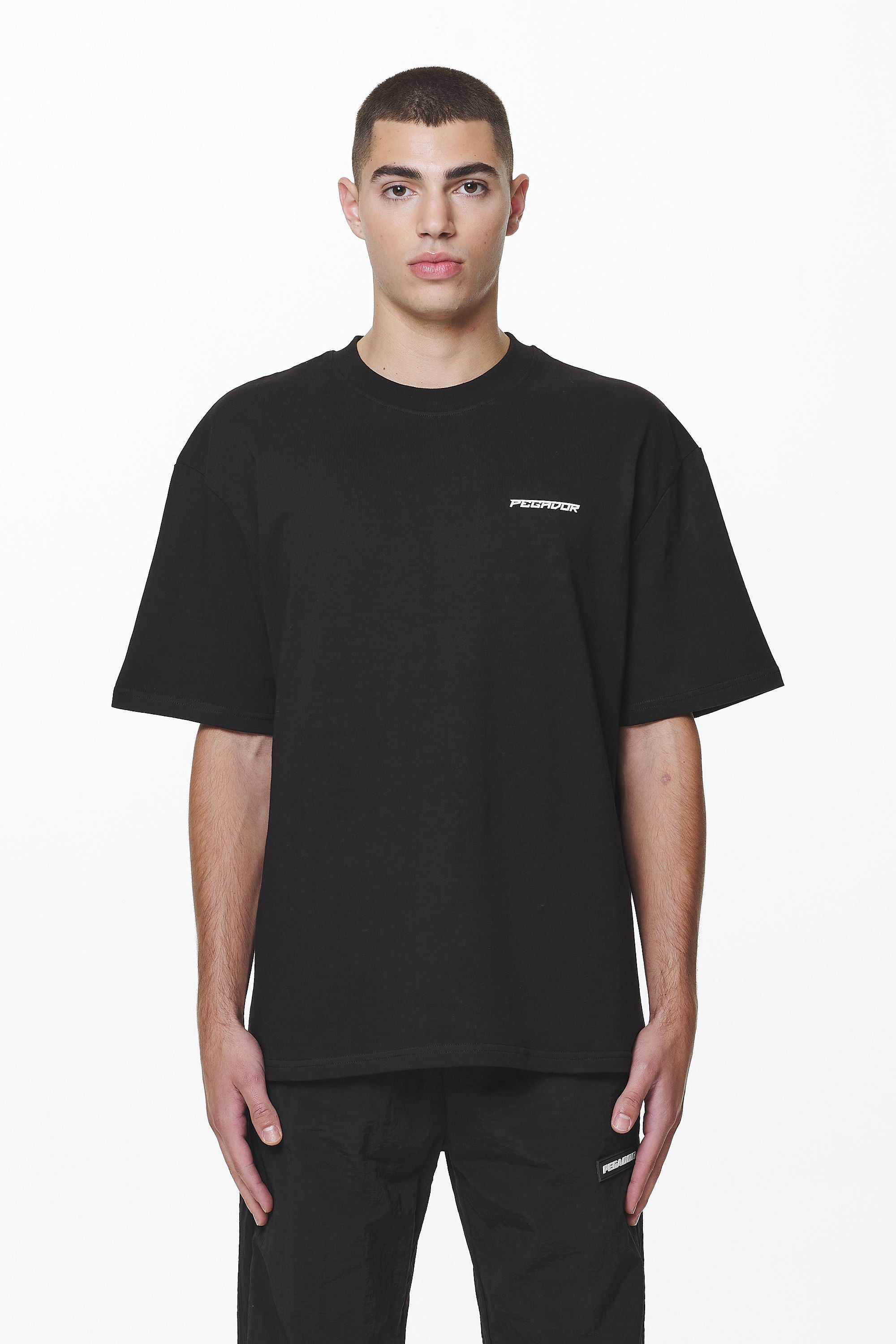 Pegador Devon Oversized Tee Black Seitenansicht aus der Do not Disturb Kollektion für Herren