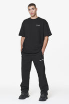 Pegador Devon Oversized Tee Black Ganzkörper Bild aus der Do not Disturb Kollektion für Herren