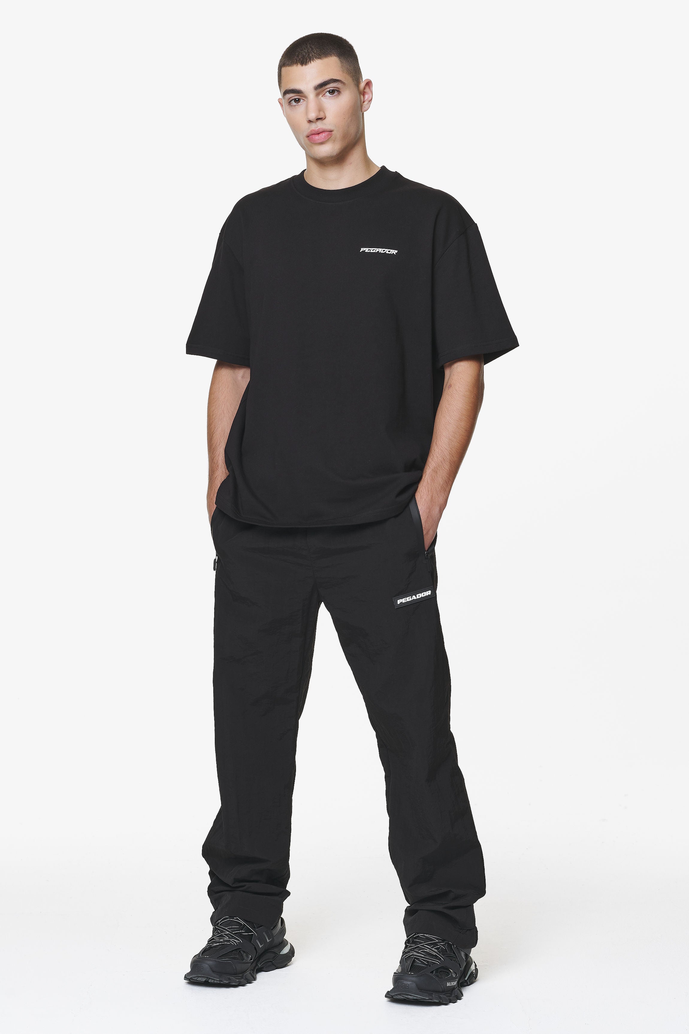 Pegador Devon Oversized Tee Black Ganzkörper Bild aus der Do not Disturb Kollektion für Herren