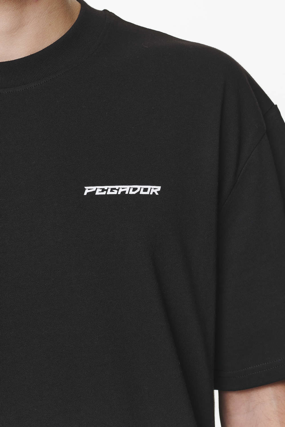 Pegador Devon Oversized Tee Black Detailshot aus der Do not Disturb Kollektion für Herren