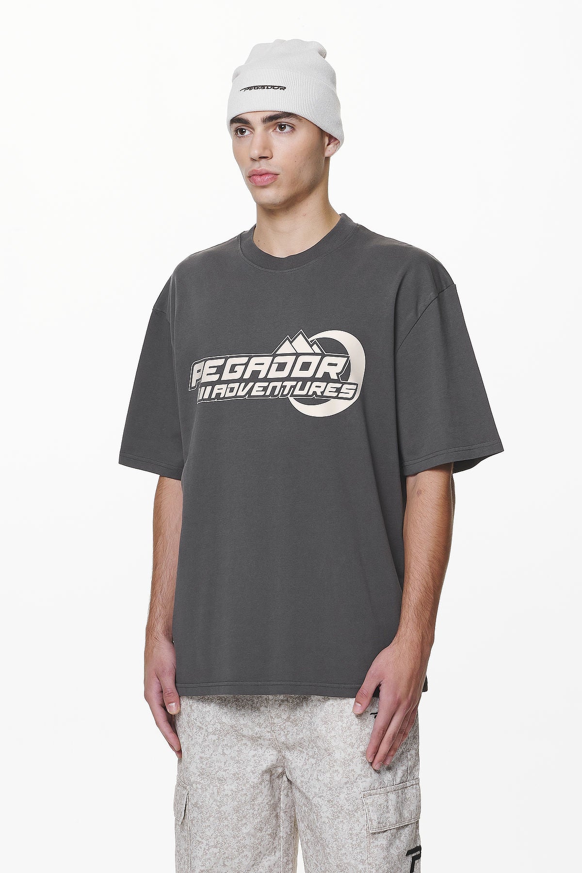 Pegador Eazor Oversized Tee Washed Volcano Grey Seitenansicht aus der Do not Disturb Kollektion für Herren