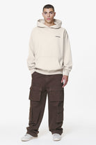 Pegador Bantam Wide Cargo Pants Oak Brown Seitenansicht aus der Do not Disturb Kollektion für Herren