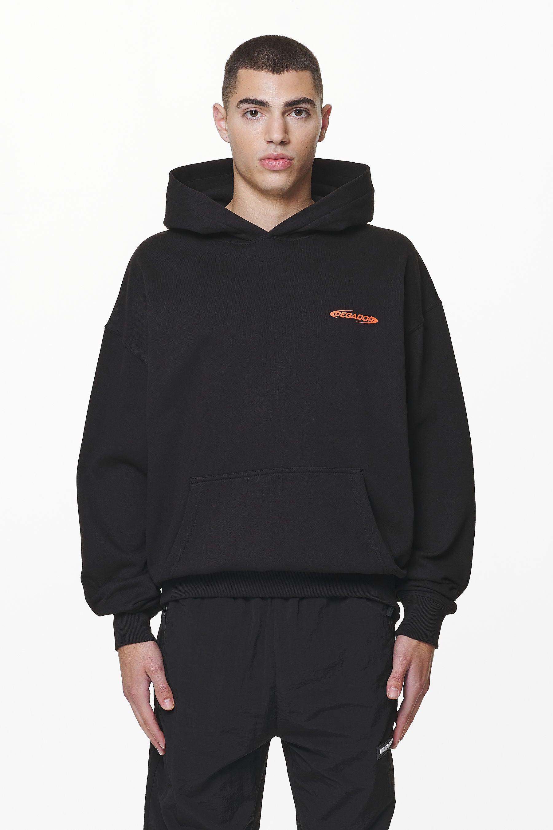 Pegador Furber Oversized Hoodie Black Seitenansicht aus der Do not Disturb Kollektion für Herren