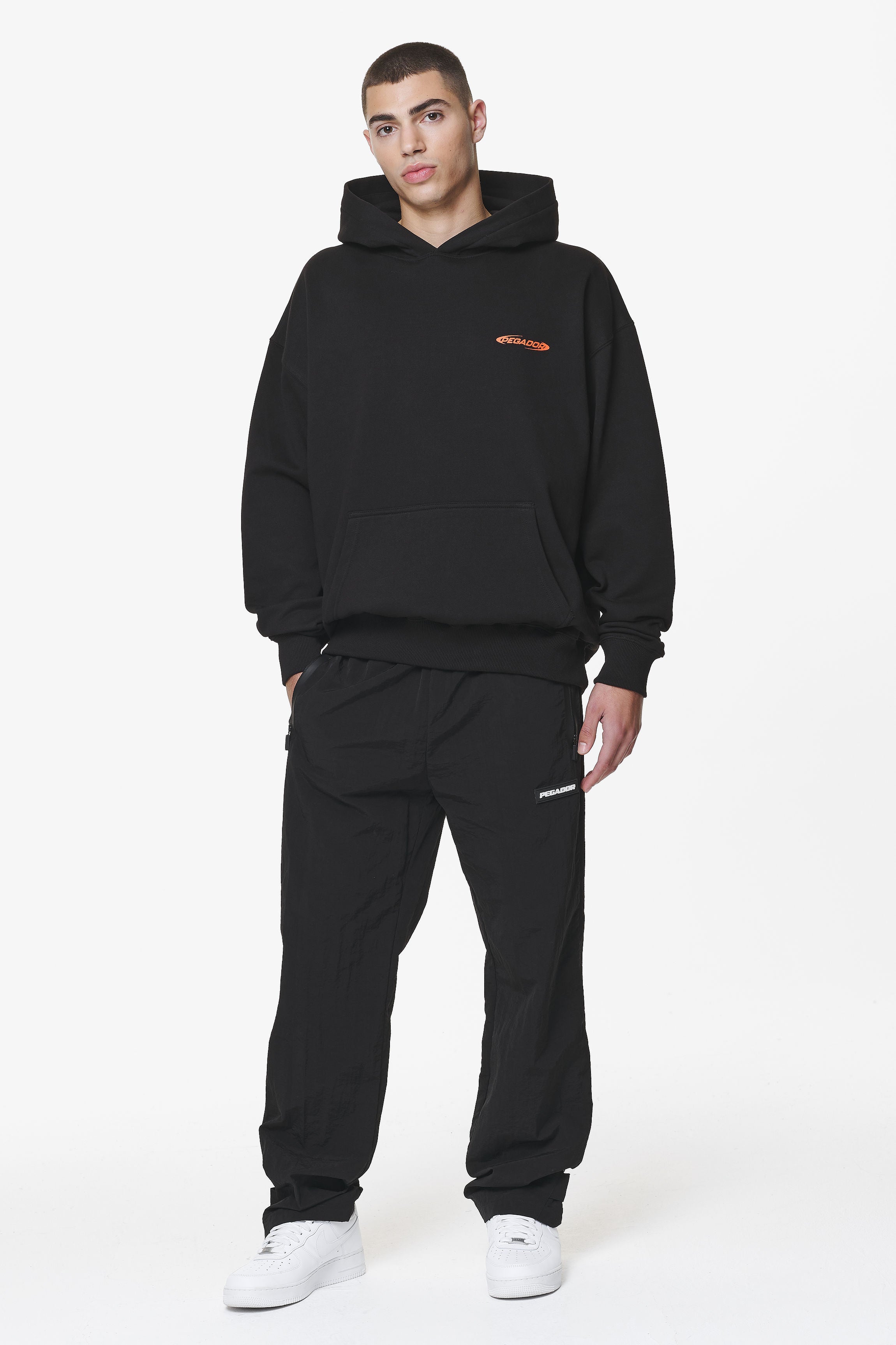 Pegador Furber Oversized Hoodie Black Ganzkörper Bild aus der Do not Disturb Kollektion für Herren