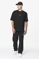 Pegador Furber Oversized Tee Black Ganzkörper Bild aus der Do not Disturb Kollektion für Herren