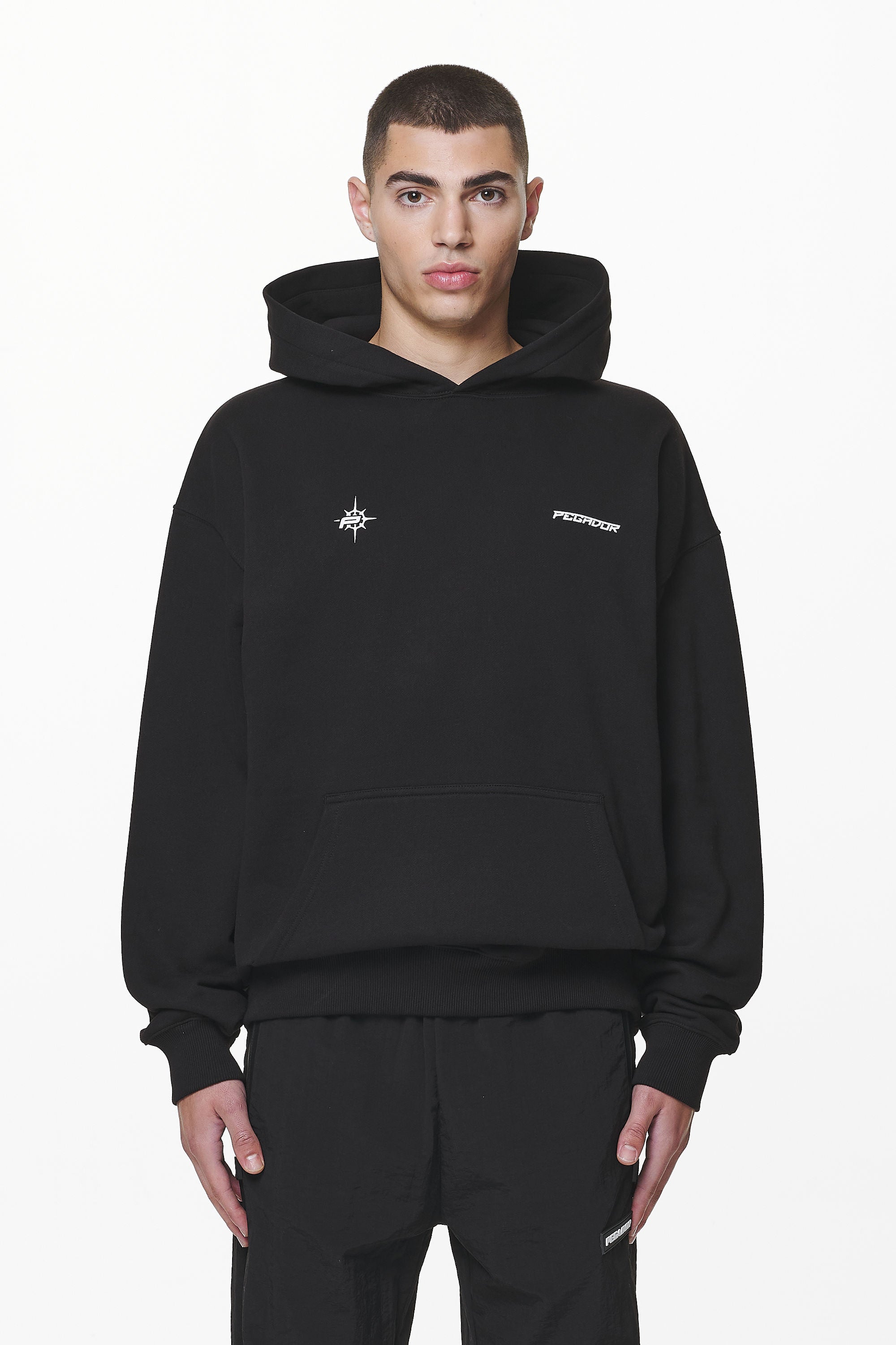 Pegador Gien Oversized Hoodie Black Seitenansicht aus der Do not Disturb Kollektion für Herren