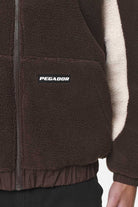 Pegador Polaris Teddy Jacket Oak Brown Detailshot aus der Do not Disturb Kollektion für Herren