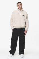 Pegador Defoe Teddy Halfzip Sweater Dust Cream Seitenansicht aus der Do not Disturb Kollektion für Herren