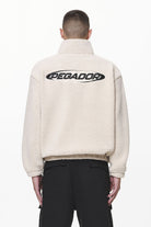 Pegador Defoe Teddy Halfzip Sweater Dust Cream Detailshot aus der Do not Disturb Kollektion für Herren