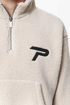 Pegador Defoe Teddy Halfzip Sweater Dust Cream Detailshot aus der Do not Disturb Kollektion für Herren