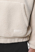 Pegador Defoe Teddy Halfzip Sweater Dust Cream Detailshot aus der Do not Disturb Kollektion für Herren