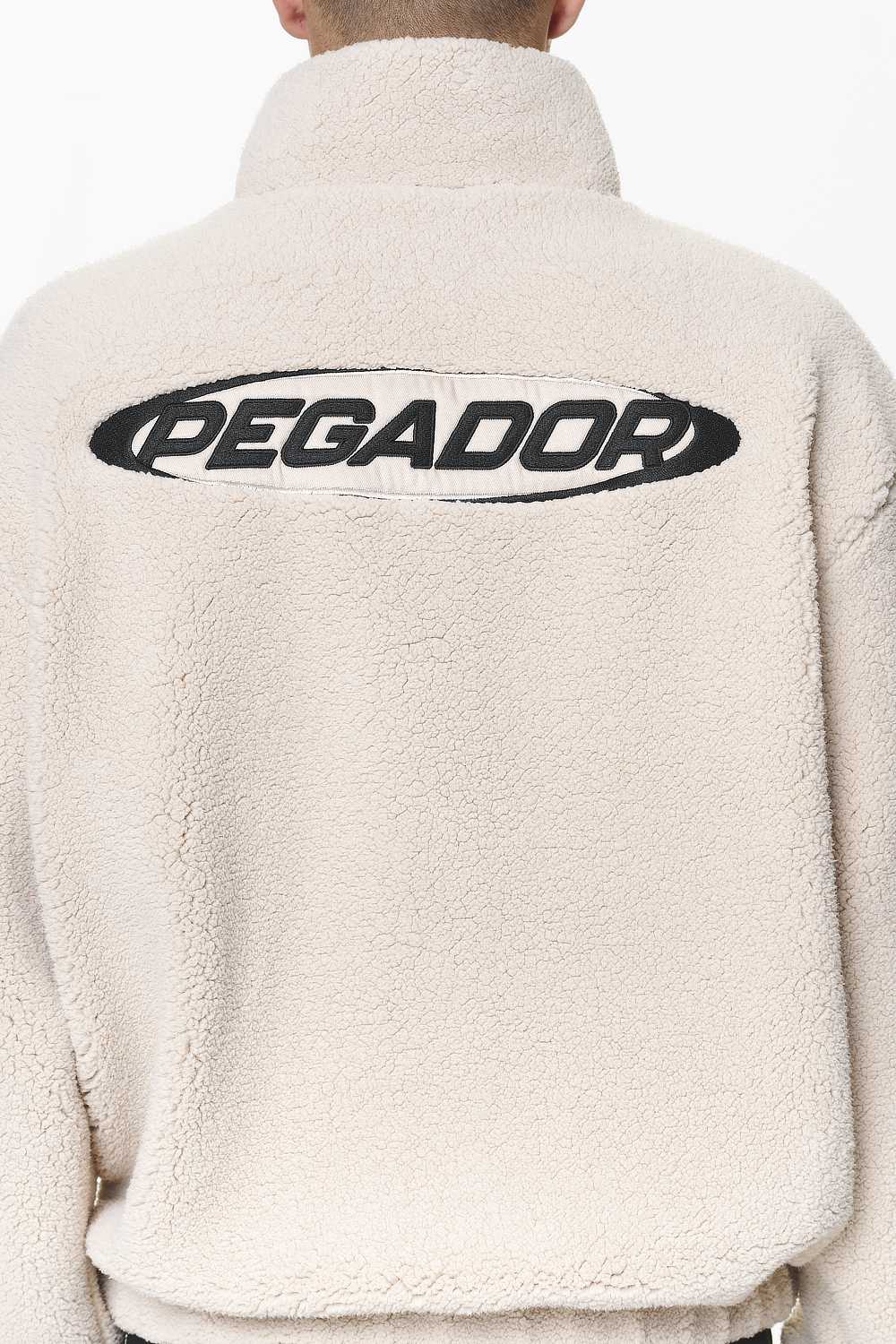 Pegador Defoe Teddy Halfzip Sweater Dust Cream Detailshot aus der Do not Disturb Kollektion für Herren