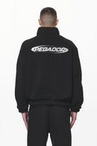 Pegador Defoe Teddy Halfzip Sweater Black Detailshot aus der Do not Disturb Kollektion für Herren