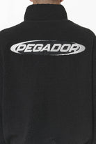 Pegador Defoe Teddy Halfzip Sweater Black Detailshot aus der Do not Disturb Kollektion für Herren