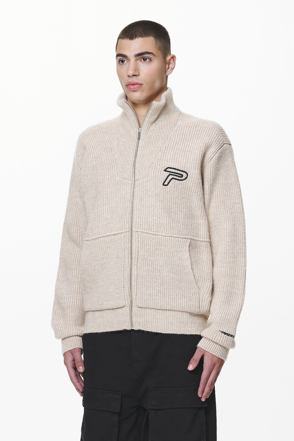 Pegador Riggo Heavy Knit Jacket Dust Cream Seitenansicht aus der Do not Disturb Kollektion für Herren