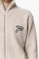 Pegador Riggo Heavy Knit Jacket Dust Cream Detailshot aus der Do not Disturb Kollektion für Herren