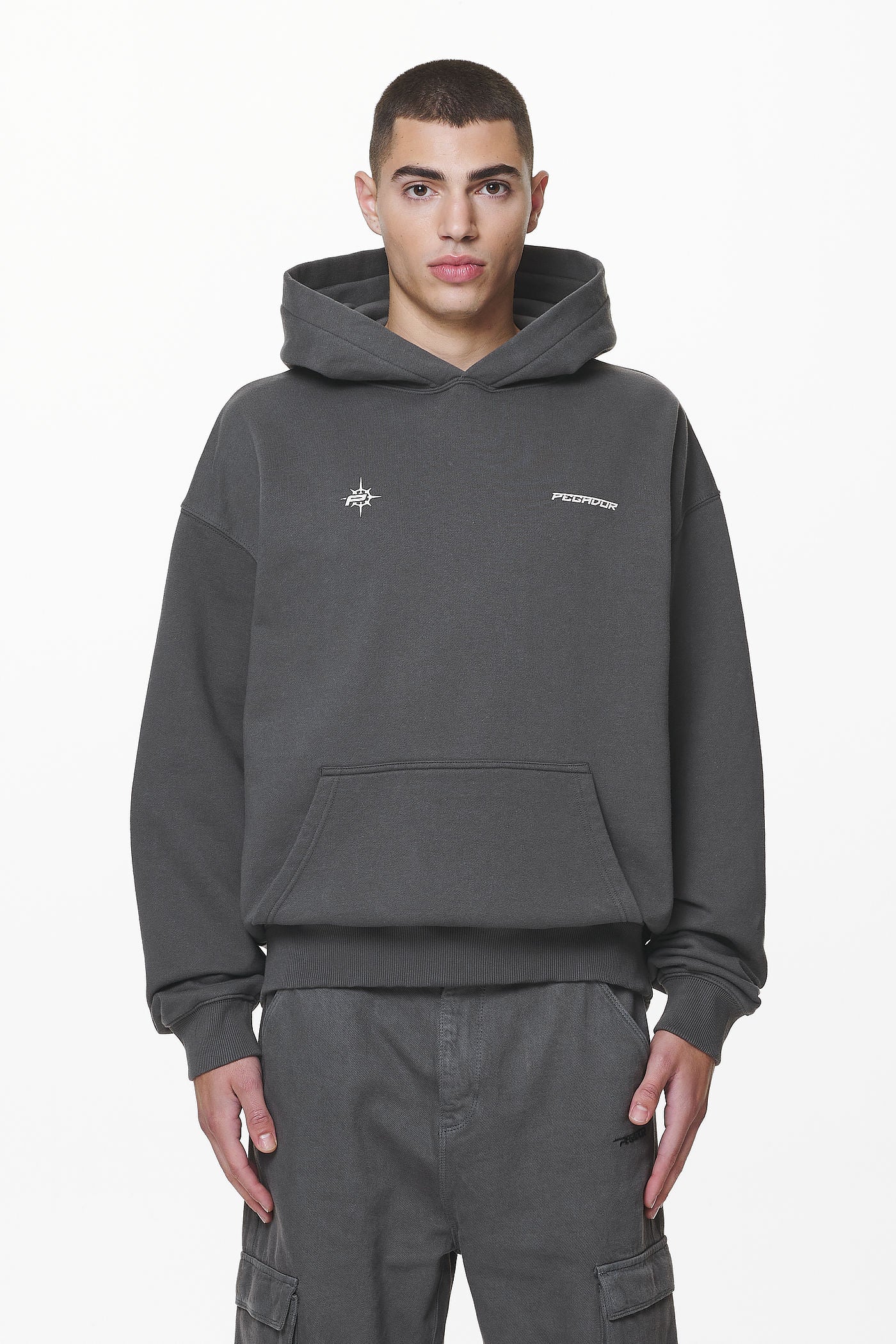 Pegador Gien Oversized Hoodie Washed Volcano Grey Seitenansicht aus der Do not Disturb Kollektion für Herren