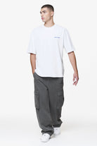 Pegador Sanit Oversized Tee White Ganzkörper Bild aus der Do not Disturb Kollektion für Herren