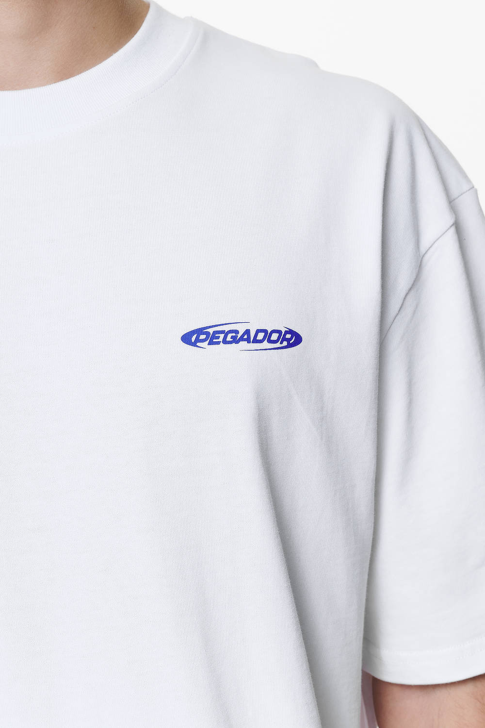 Pegador Sanit Oversized Tee White Detailshot aus der Do not Disturb Kollektion für Herren