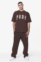 Pegador Layton Oversized Tee Washed Oak Brown Ganzkörper Bild aus der Do not Disturb Kollektion für Herren