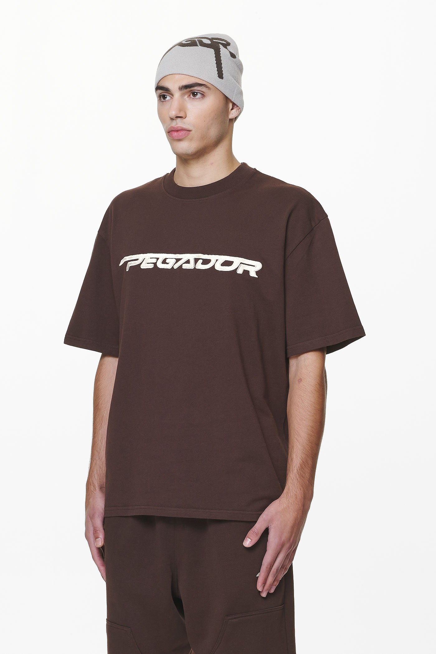 Pegador Manor Oversized Tee Washed Oak Brown Seitenansicht aus der Do not Disturb Kollektion für Herren