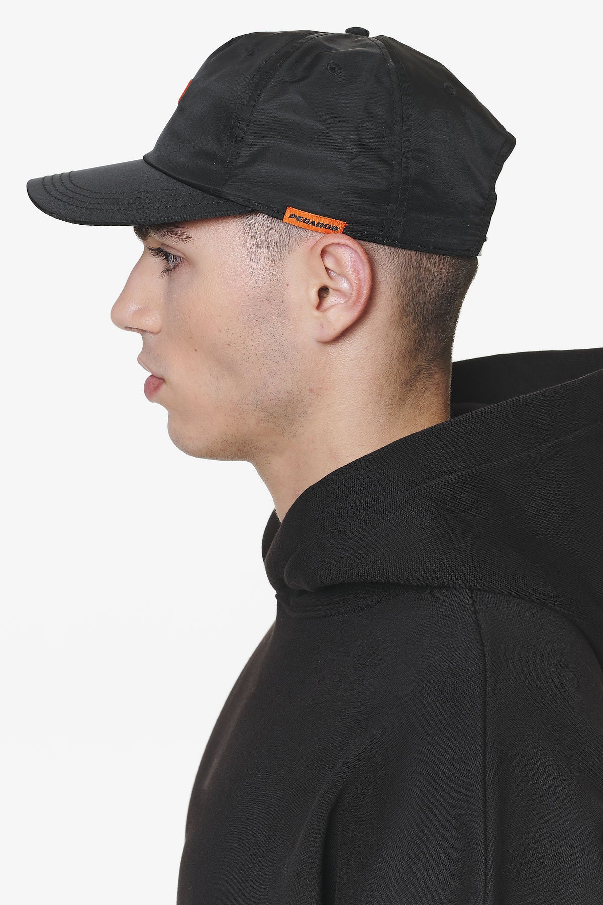 Pegador Fargo Cap Black Ganzkörper Bild aus der Do not Disturb Kollektion für Herren