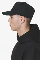 Pegador Pingon Cap Black Ganzkörper Bild aus der Do not Disturb Kollektion für Herren