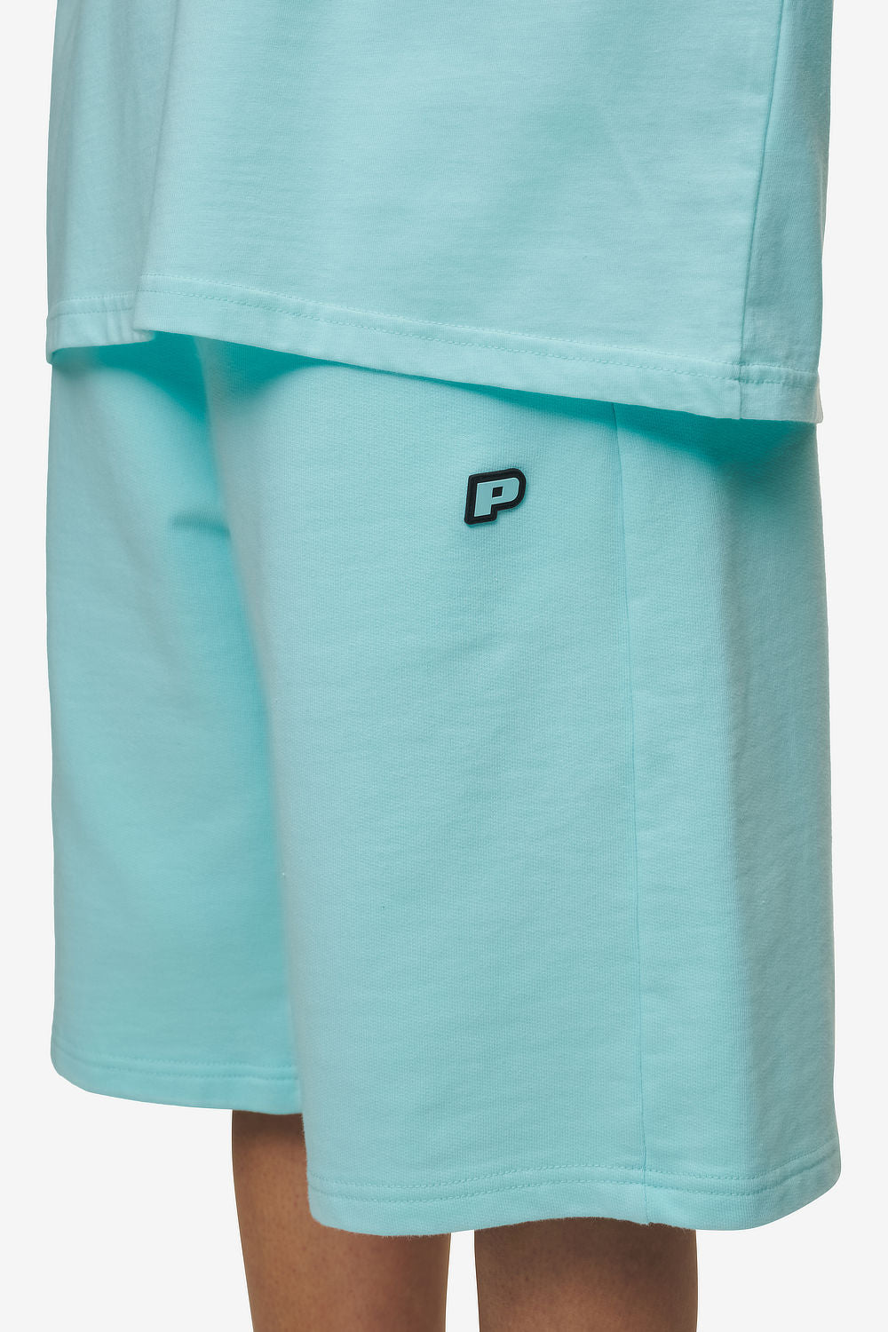 Pegador Leono Overknee Heavy Sweat Shorts Washed Sky Blue Gum Detailshot aus der High summer Kollektion für DaHerren