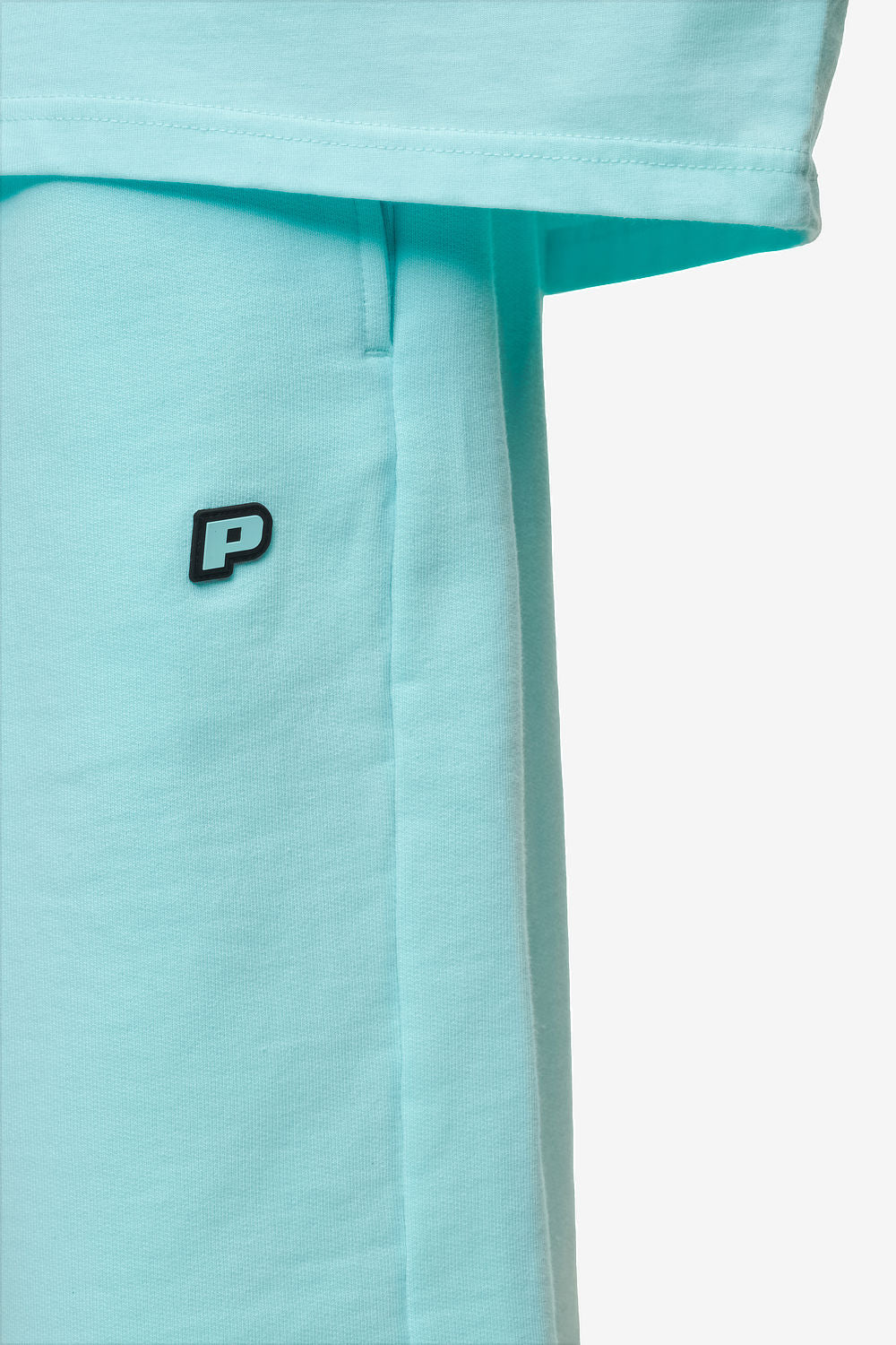 Pegador Leono Overknee Heavy Sweat Shorts Washed Sky Blue Gum Detailshot aus der High summer Kollektion für Herren