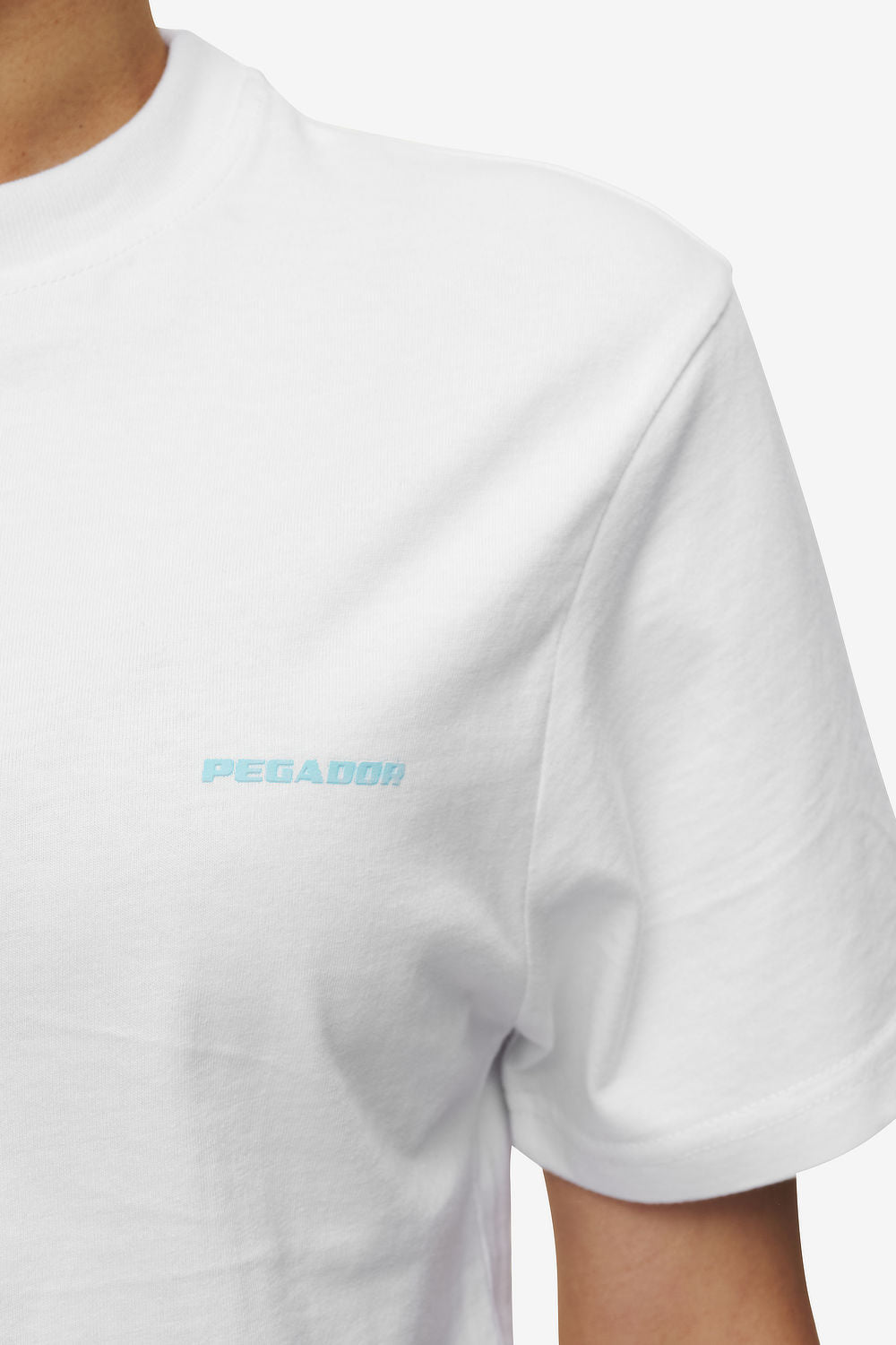 Pegador Logo Slim Tee White Sky Blue Detailshot aus der High summer Kollektion für DaHerren