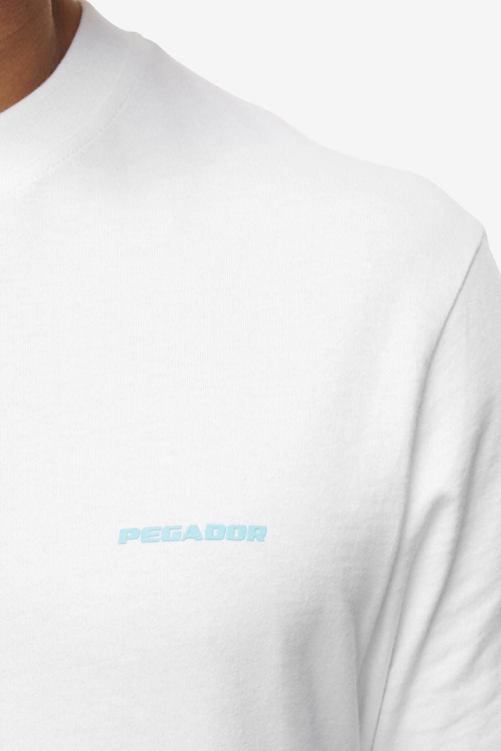 Pegador Logo Slim Tee White Sky Blue Detailshot aus der High summer Kollektion für Herren